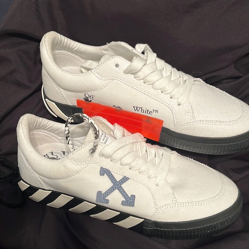 Off-White Low Vulcanized “Light Blue” . Very good condition, comes with box.